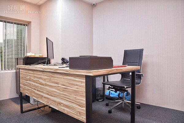 高層視覺總監與財務主管有各自獨立的辦公室。