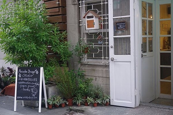 2. 工作室門口綠意扶疏,呈現悠閒浮生感。