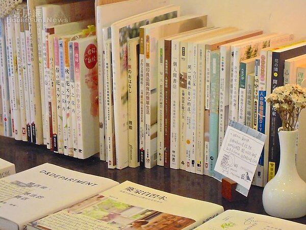 9. 窩心地在書的前面貼上自己手寫的簡介。