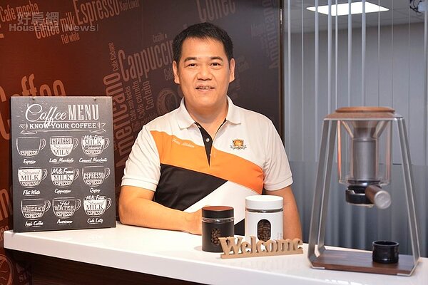 新奢華餐飲事業董事長單繼偉因為愛喝咖啡,而一手創立咖啡連鎖王國。