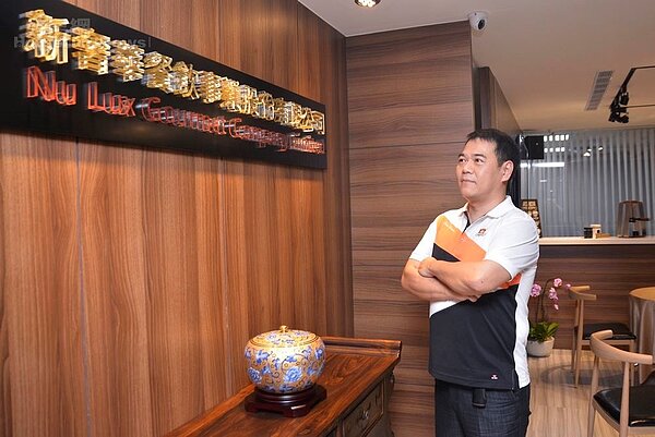 咖啡連鎖總部進駐汐止遠雄U-Town,大門口上方檜木匾額有著新奢華字樣。