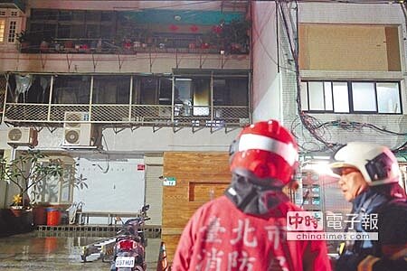 北市松山區一處公寓,12日凌晨3時發生火災,消防人員在屋內發現1具焦屍,令網友惋惜。(方濬哲攝)