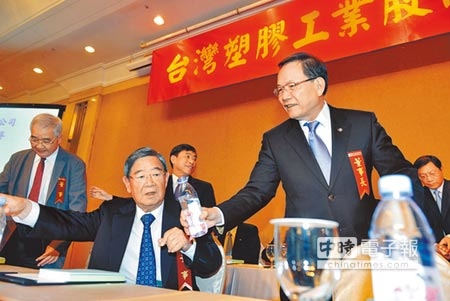 台塑13日舉行股東常會，董事長林健男（右）與董事李志村（左）出席。圖／顏謙隆