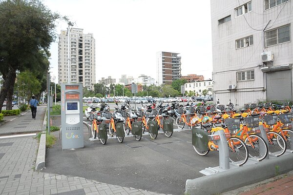 新竹市去年引進YouBike,迄今設置37站點、925輛車,6月8日突破百萬使用人次。 記者林家琛/攝影