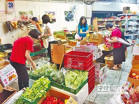 防菜價異常波動,農委會訂監控價35元,昨日下午北市降雨一度趨緩,婆婆媽媽把握時間出門添購蔬果,低頭仔細挑選。 (楊騰凱攝)