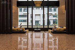 挑高的大廳到底有沒有需求？這跟中庭花園或健身房游泳池的公設概念一樣，要看怎麼樣的角度去思考。有的人喜歡大器充滿豪華飯店度假氛圍的大廳，有的人則認為是浪費。