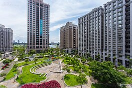 開窗就見大片綠地，這種房子雖然不少，不過在舊市區中總是顯得雜亂許多，反而在新開闢的重畫區中較能獲得空間與建地之間的平衡。