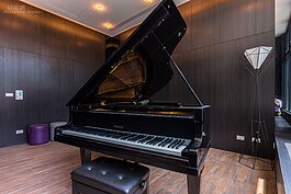 媽媽教室、會議室、廚藝教室甚至是音樂教室等，建議是較大型社區擁有比較好，一來是使用的人會比較多，不會變成蚊子館，二來是大型社區經費較足，較有充足的預算進行維護整理。