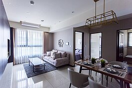 不管房內面積大或小，有一大片落地窗就可引進室外光線照亮房內。但是要特別注意的在於與隔壁棟是否相鄰過近？若是太近為了隱私整天都要拉上窗簾，那就失去了大片落地窗的意義。