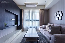 客廳正面的樣子。小家庭不需要大型L形狀沙發，只要簡單可提供家人休憩空間即可。在色彩上除了如照片所示範的簡單樸素穩重的感覺外，也可換個角度揮灑色彩營造出輕鬆活潑的一面。