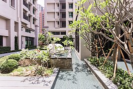 現在購屋除了老舊公寓外，大都有大大小小不一的公設包在其中。許多人認為公設並沒有什麼太大的用途，反而會墊高房價。其實這要看需求為何？以以現代化忙碌的社會生活而言，有一處具有綠意盎然可舒緩身心，並可與屋外吵雜馬路做緩衝區的中庭，反而是比較好，也值得擁有的選擇。