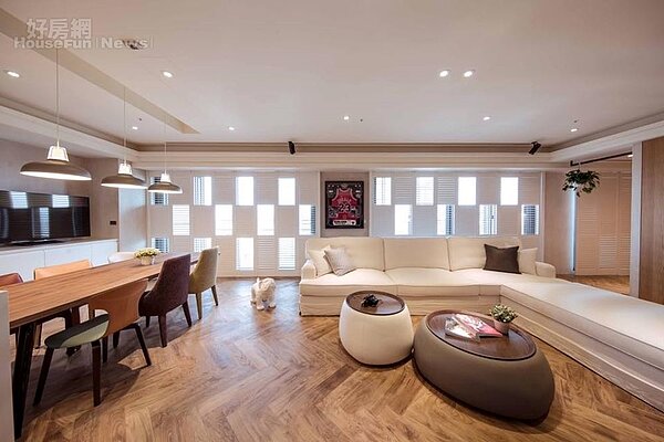 4. 180坪新家著重木質建材,裝潢走溫馨路線。(翻攝自黑人陳建州粉絲頁)