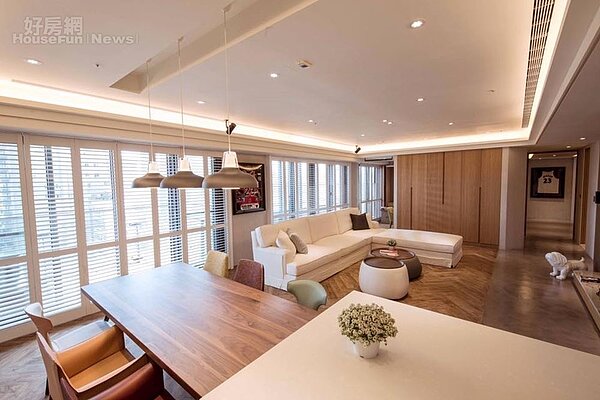 4. 180坪新家著重木質建材,裝潢走溫馨路線。(翻攝自黑人陳建州粉絲頁)