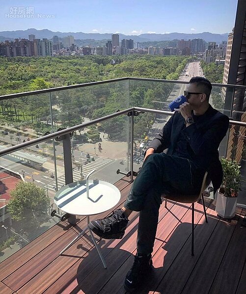 5.黑人常坐在新居陽台欣賞大安森林公園美景。(翻攝自黑人陳建州粉絲頁)