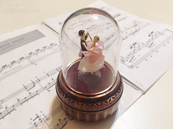 8.小普秀出朋友從北海道帶回的音樂盒,每天看到它都像在提醒只要愛自己,幸福就會跟著來。