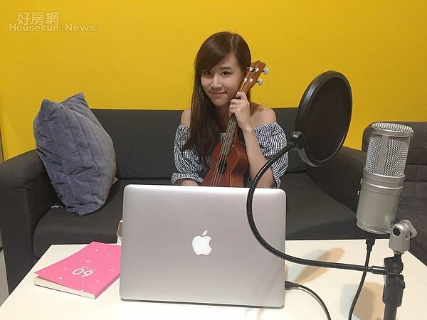 5.客廳僅以抱枕、娃娃簡單佈置,小普認為整體維持乾淨整齊最重要,平時在家會在這裡練唱或直播。