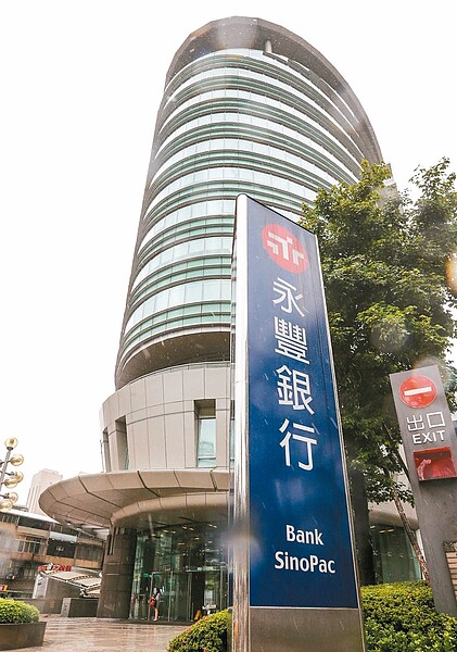 永豐金控因三寶建設超貸等案件備受爭議,調查局昨天清晨搜索永豐金控總部。 記者鄭清元/攝影、本報資料照片