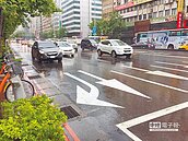 直行、右轉標線　2路口各走各的