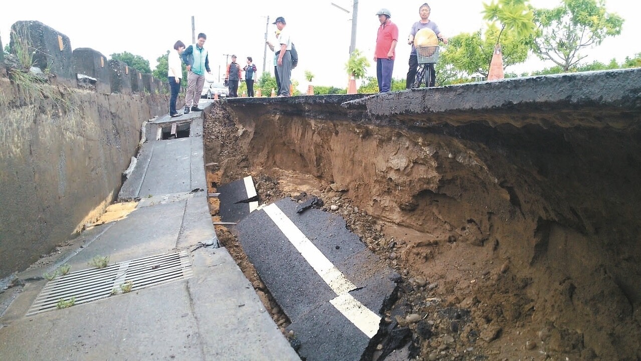 彰化縣八卦山下的三春村與中庄村交會口的道路坍方。 記者簡慧珍／攝影