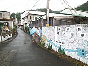 部落圍牆嵌照片　化身時光迴廊