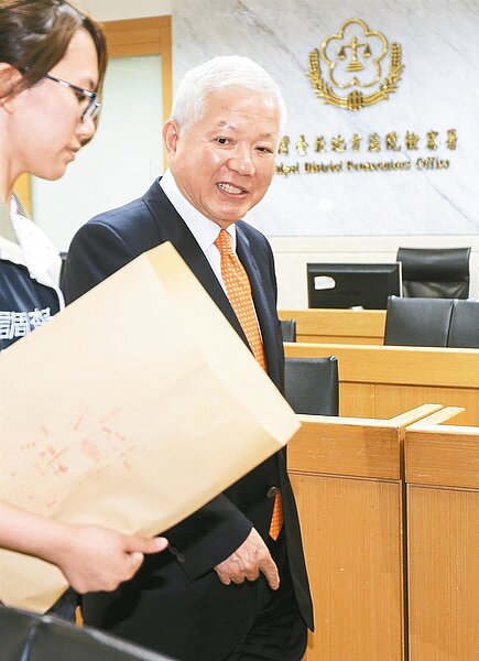 永豐金控董事長何壽川昨天移送台北地檢署複訊。 記者黃威彬/攝影