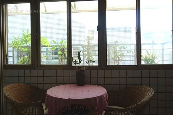 起居室面窗一角,廖志峰最喜歡在此看書寫作。