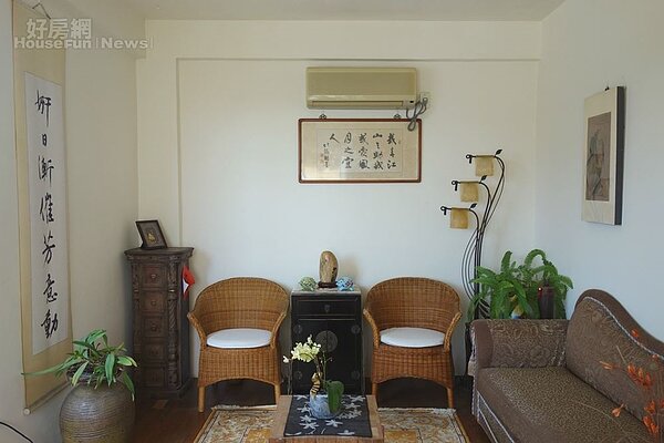 起居室以書畫與懷舊老家具為基調。