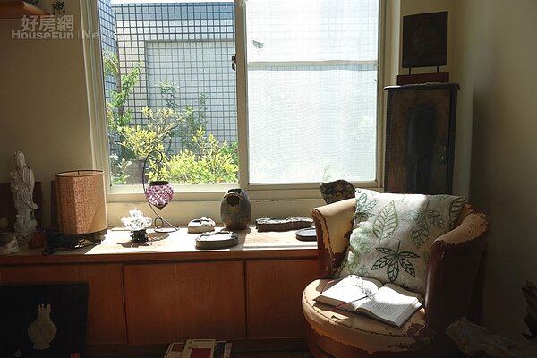 居家位於山坡,光線和空氣均佳。