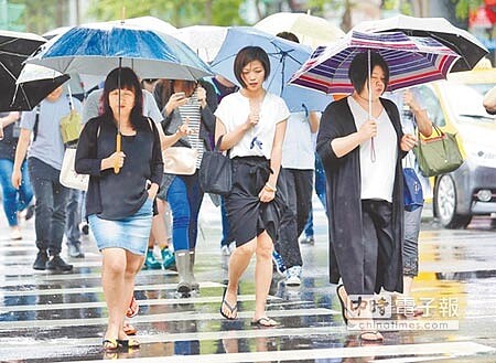 梅雨造成民眾不便，但也意外衝高賣場的銷售與人潮。（本報資料照片） 