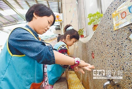 小朋友正確的洗手步驟，降低病源接觸到身體的機會。（本報資料照片） 