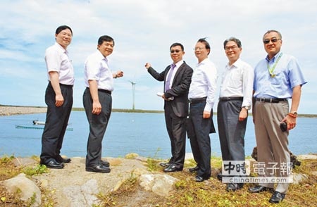 經濟部長李世光（左二）昨日在副縣長林明裕（左三）等陪同下，視察離岸風電運維港。（吳敏菁攝）