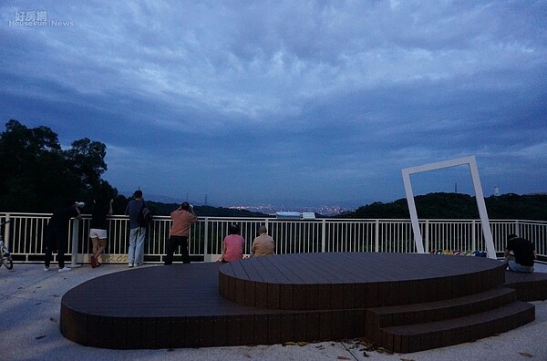 仁愛觀景台早上可遠眺台北盆地日出,傍晚能欣賞華燈初上的都會夜景,更是附近民眾和學生們欣賞101大樓跨年煙火的私房景點(新北市政府)