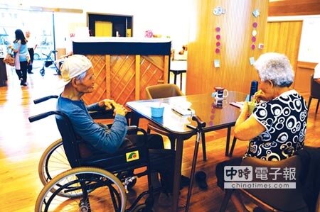 台灣日照中心照護人員協助長者活動。圖/彭禎伶