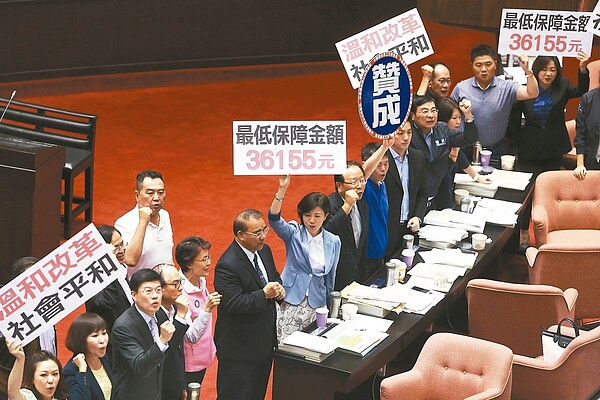 立法院院會昨天處理「公務人員退休撫卹法」草案,表決通過民進黨立委尤美女的修正動議,將「樓地板門檻」設為三二一六○元,國民黨主張三六一五五元則遭否決。 記者曾吉松/攝影