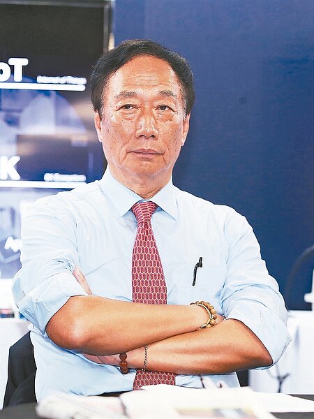 鴻海董事長郭台銘昨天下午舉行記者會,談到競標東芝記憶體事業,痛批日本官員插手自由經濟競標,讓標售案淪為國際笑話、高科技大騙局。 記者楊萬雲/攝影