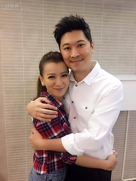 1.侯昌明(右)和老婆曾雅蘭感情深厚。(翻攝自侯昌明粉絲頁)