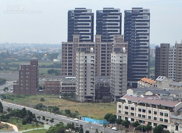 2.桃園市青埔區蓬勃發展,帶動人口數量成長。