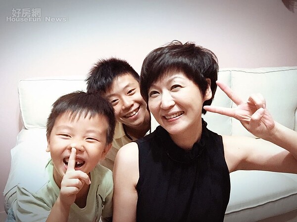 
5.鄒淑霞常在家裡和2個兒子玩自拍，親子互動融洽。