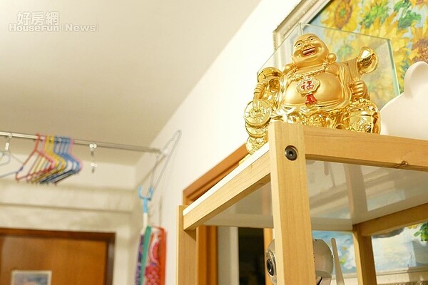 8. 大廳上的財神擺飾,朋友見他不惜虧本辦詩刊,因而特贈。