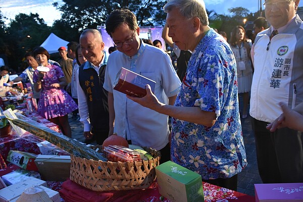 桃竹竹苗區域治理平台第二次會議，昨天在新竹縣舉辦，新竹縣長邱鏡淳也向來賓分享竹縣農特產品。 記者郭政芬／攝影