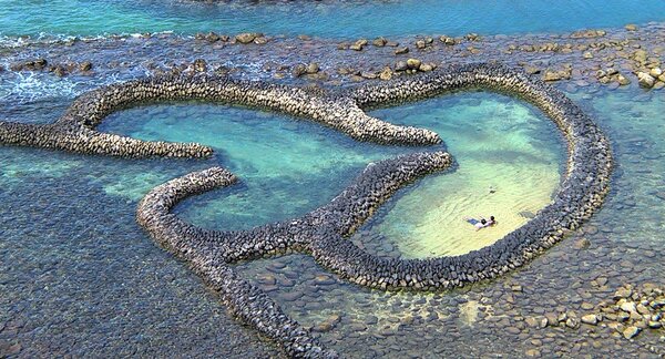 澎湖七美的雙心石滬名揚國際，連日本人都喜歡到訪。 本報資料照片
