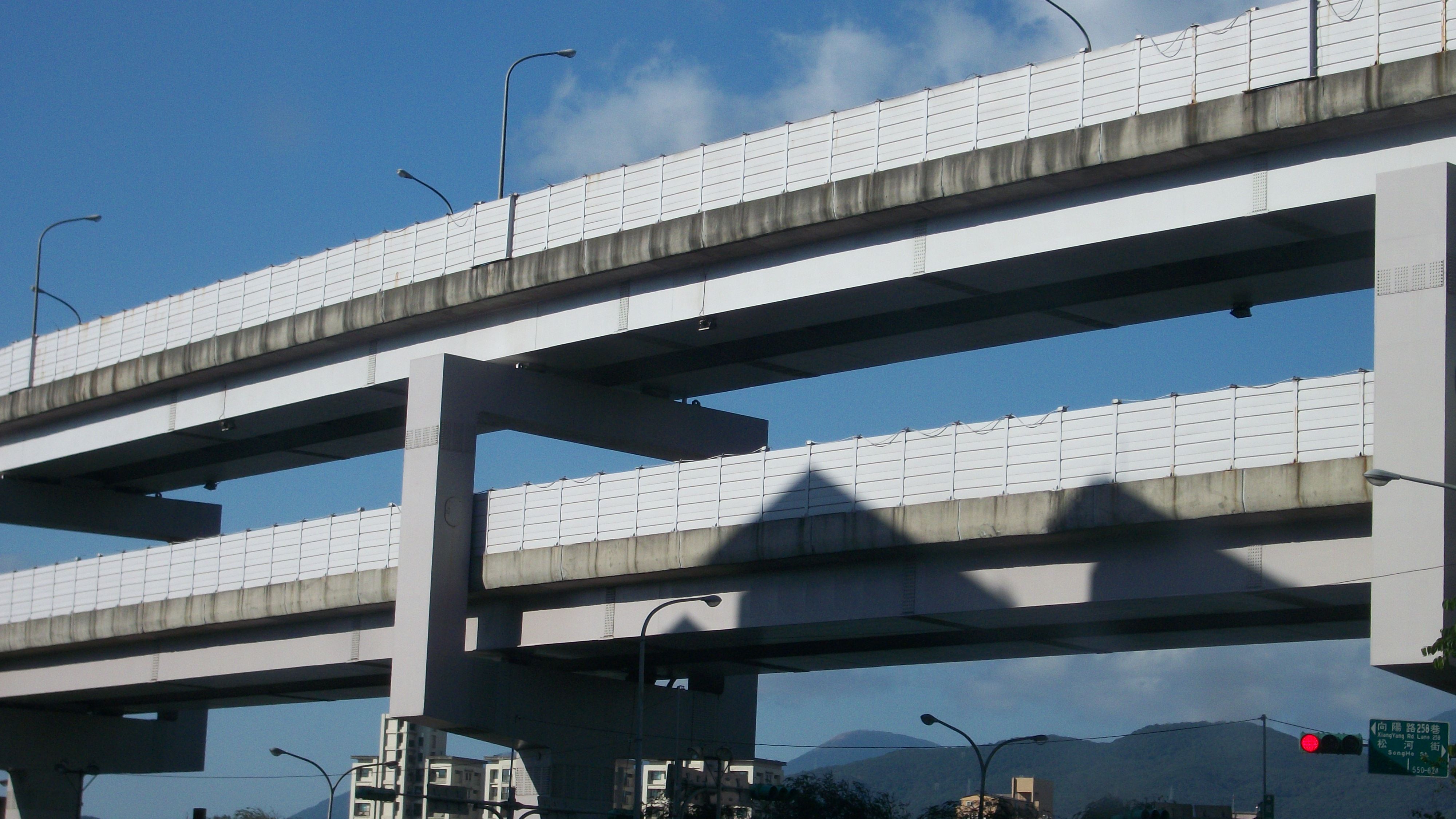8.環東大道的通車，讓新北市、台北市的交通更為順暢。