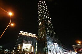 每年元旦跨年時，台北101都會舉辦煙火秀，吸引眾多人潮。