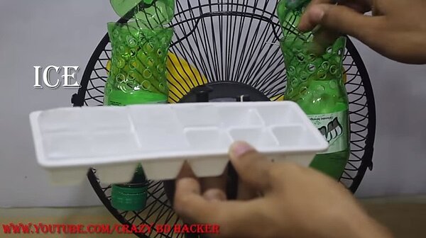 DIY簡易型水冷扇,將寶特瓶綁在電風扇後方,並加入冰塊,就完成了,隨著冰塊融化,打開瓶蓋,還能得到一杯冰冰涼涼的開水,不會浪費一滴水(圖/翻攝自Youtube)