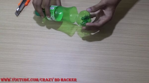 DIY簡易型水冷扇，將寶特瓶底部割開，在瓶身中間以上刺出一圈小洞（圖／翻攝自Youtube）