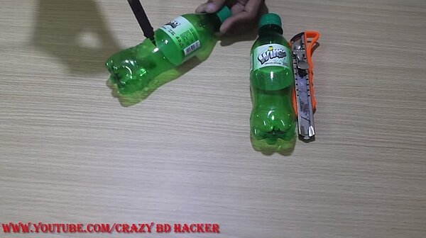 DIY簡易型水冷扇,將寶特瓶底部割開,在瓶身中間以上刺出一圈小洞(圖/翻攝自Youtube)