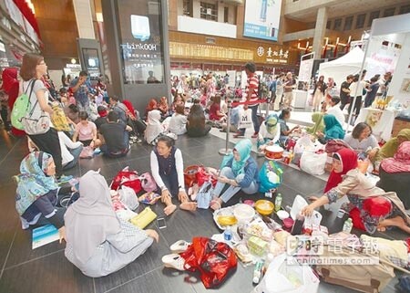 「開齋節」是伊斯蘭教一年一度盛事，昨日台北火車站擠滿來台工作的印尼移工一同慶祝。（陳怡誠攝）