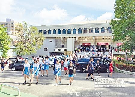 台南是全台唯一仍維持聯招形式的縣市,5校聯合特招吸引2716人搶710名額,特招昨落幕,考生步出考場。(曹婷婷攝)