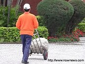 對就業、景氣、物價看法悲觀　12月消費者信心指數連4降