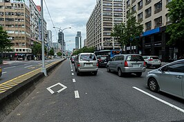 由忠孝東路四段往東方向（光復南路前），也就是捷運國父紀念館一（左）跟二（右）號出口之間的樣子。早年三張犁鐵道的軍鐵就是穿過這裡前往聯勤汽車基地勤務處與四四兵工廠上下料件以及成品。